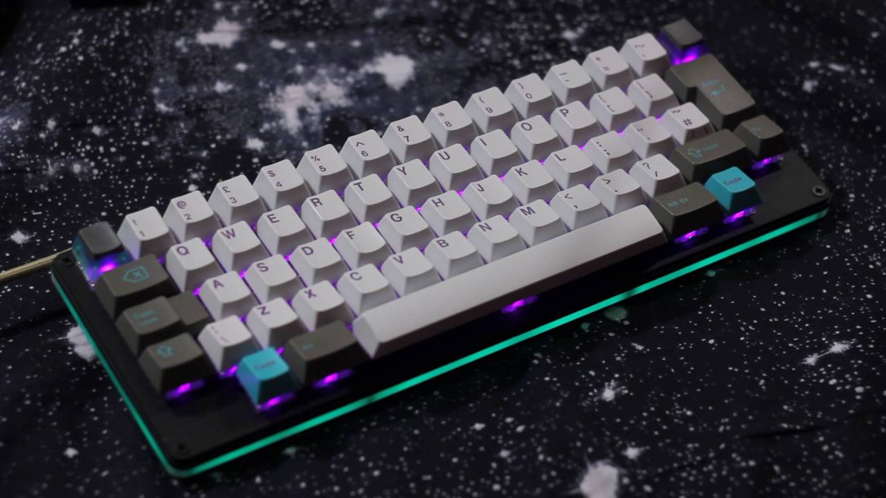Grey and white keycaps Grey and white keycaps